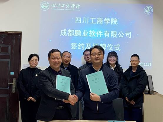 人們?cè)诳磁_(tái)上的人和男子的照片和文字  低可信度描述已自動(dòng)生成